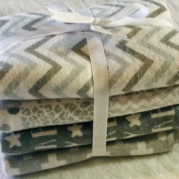 Set of 4 Gray and Pink Cotton Burp cloths - Picture 3 of 5